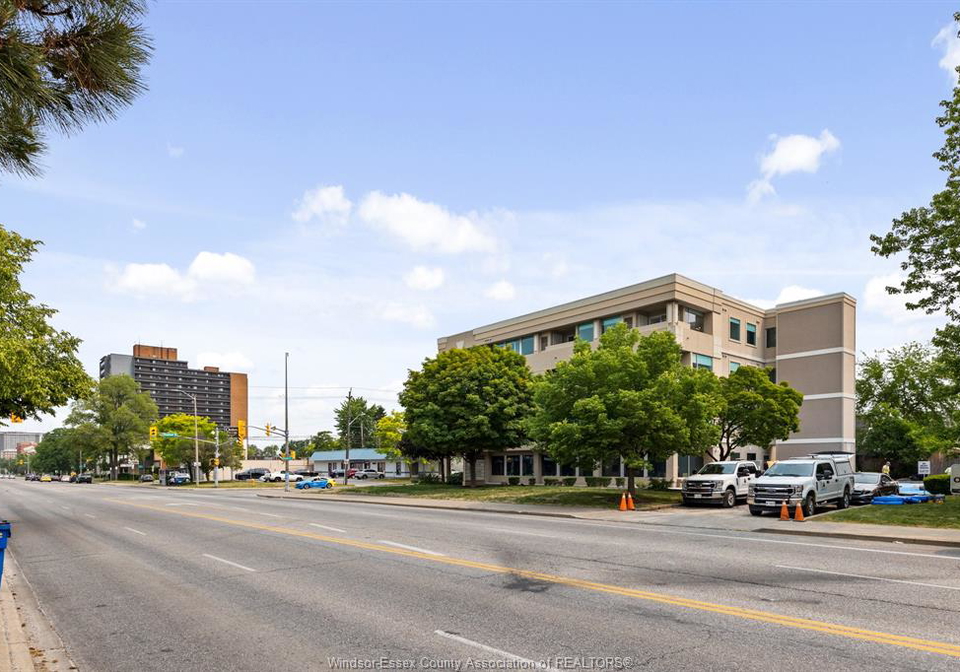1500-ouellette-windsor-ontario-26019187