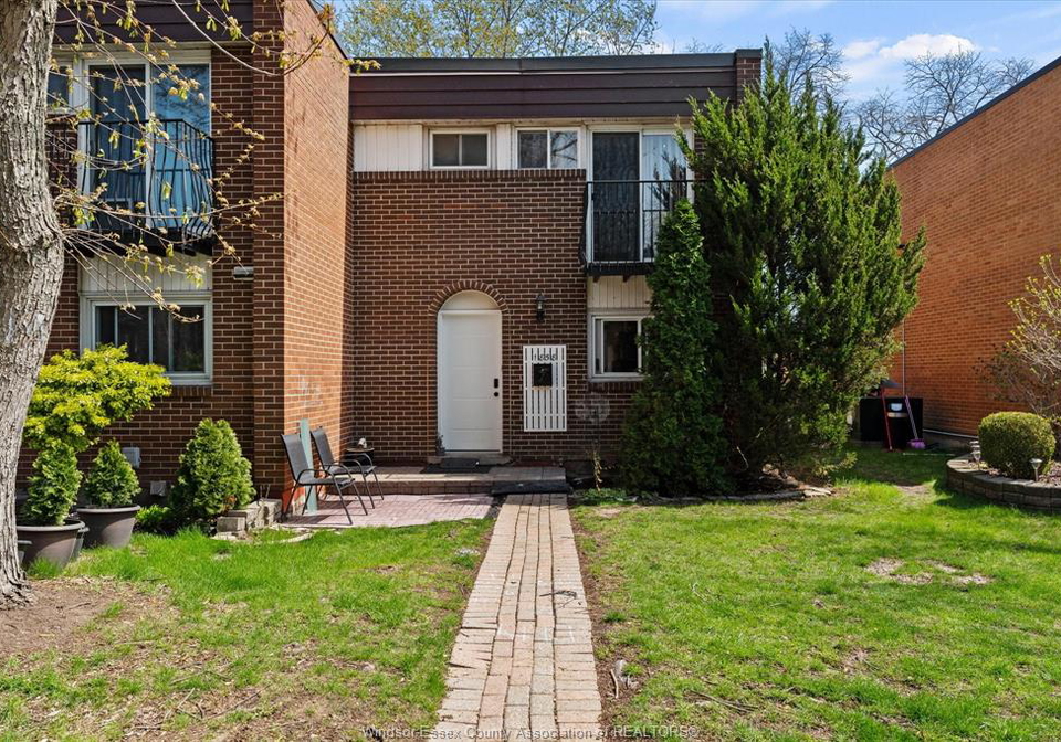 1858-eastgate-estates-windsor-ontario-26019214