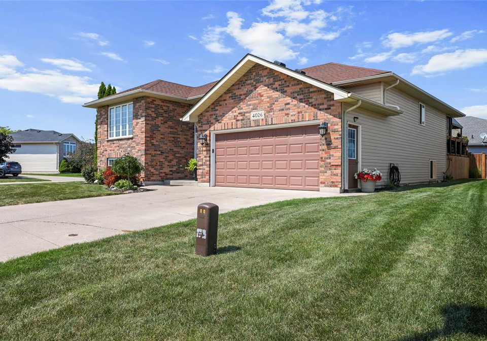 4026-applewood-drive-petrolia-ontario-26019221