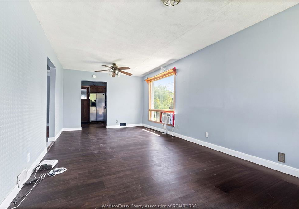 1396-janette-windsor-ontario-26019234