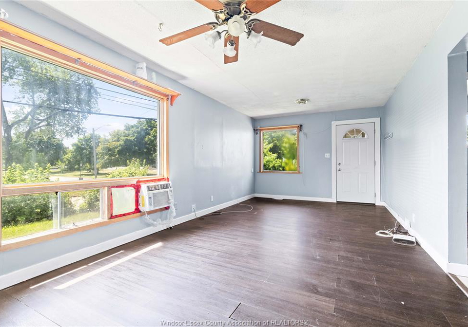 1396-janette-windsor-ontario-26019234