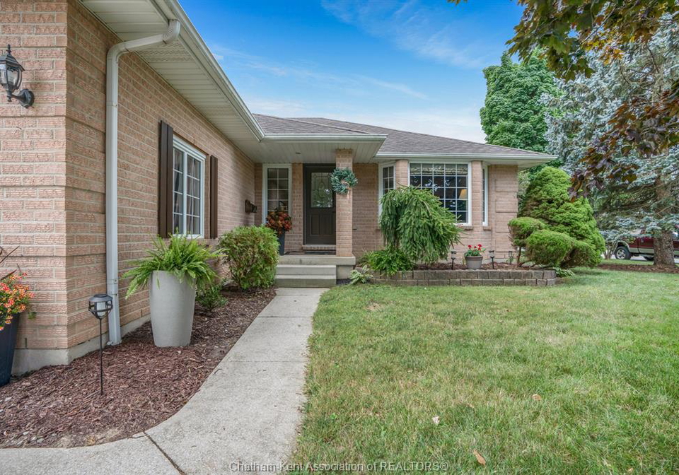 59-blossom-place-chatham-ontario-26019276