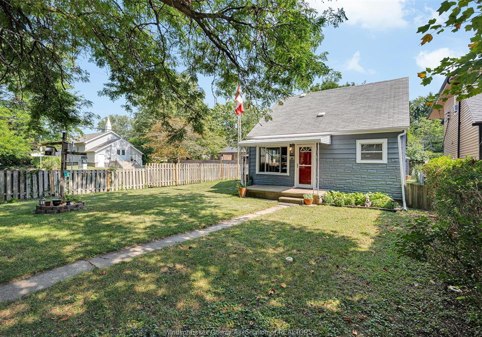 699-capitol-windsor-ontario-26019310