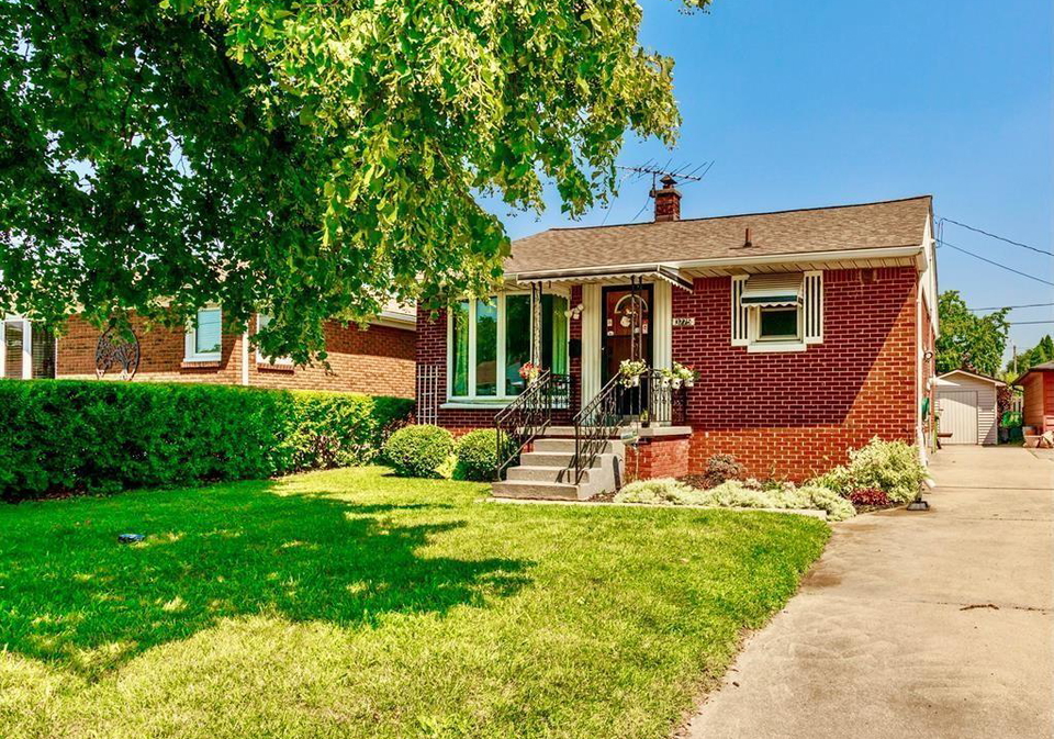 3775-myrtle-windsor-ontario-26019315