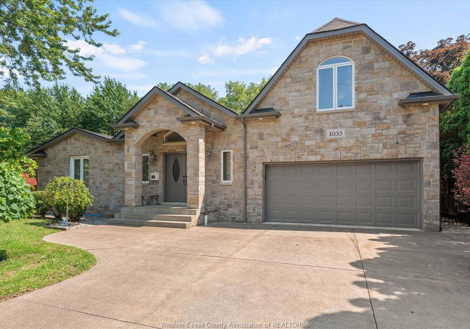 1055-roseland-drive-south-windsor-ontario-26019344
