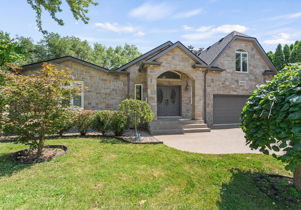 1055-roseland-drive-south-windsor-ontario-26019344