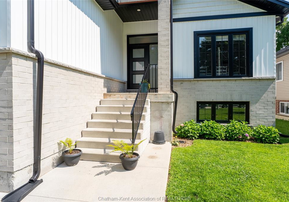 339-oak-street-west-bothwell-ontario-26019440