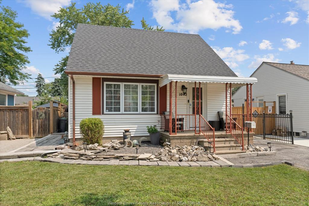 1042-edwards-windsor-ontario-26019454
