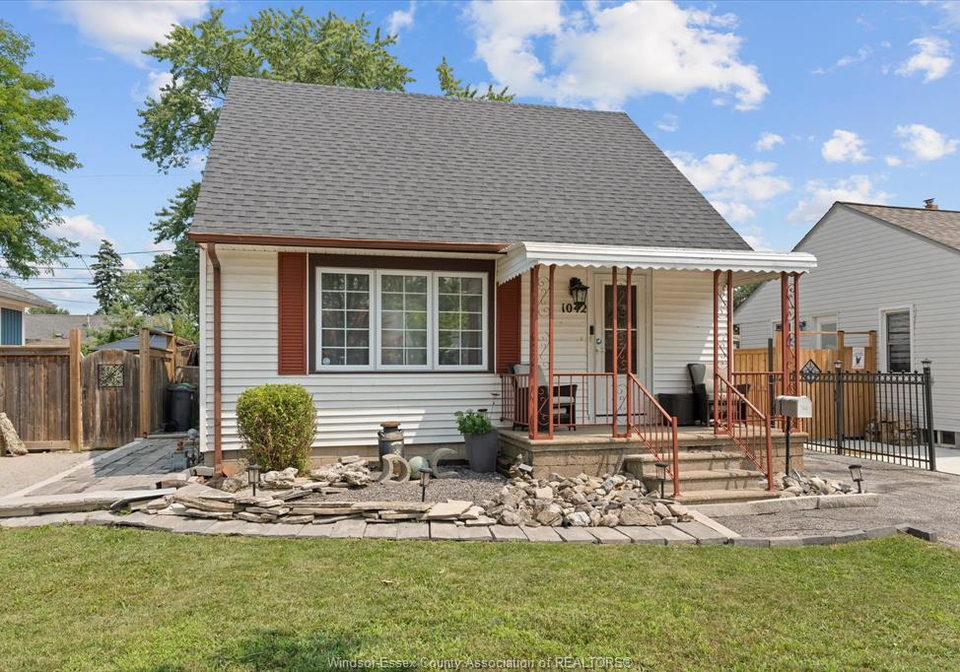 1042-edwards-windsor-ontario-26019454