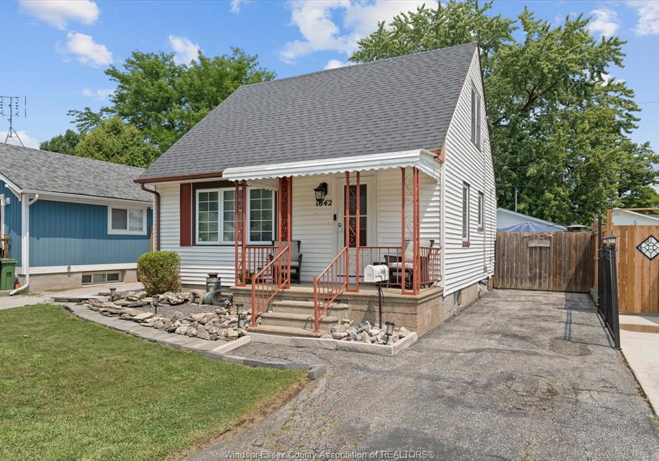 1042-edwards-windsor-ontario-26019454