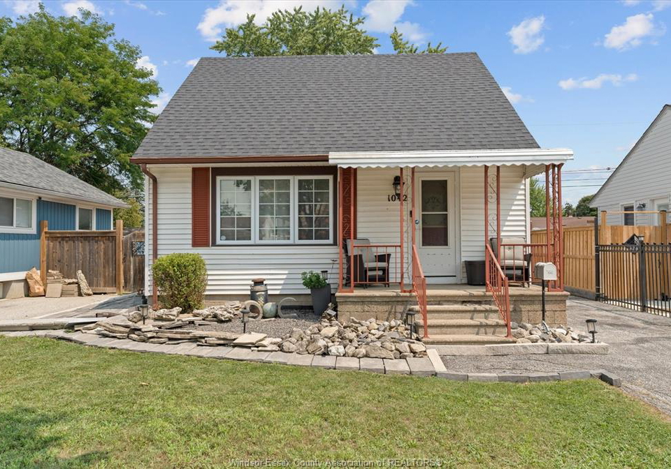 1042-edwards-windsor-ontario-26019454