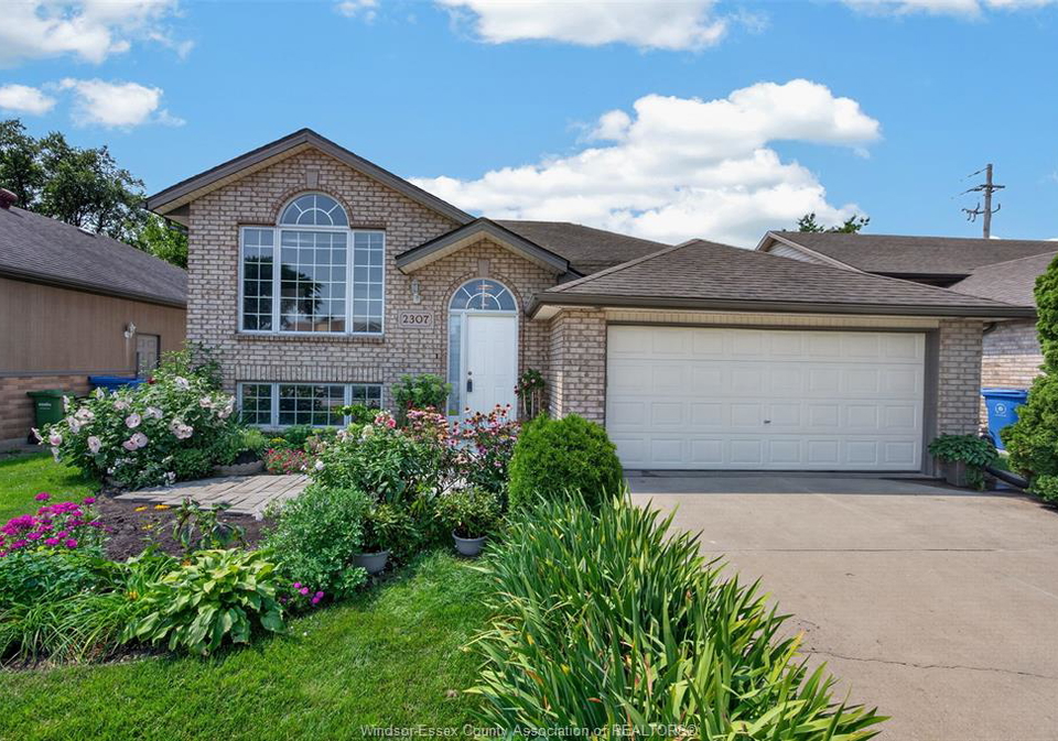 2307-northway-avenue-windsor-ontario-26019463