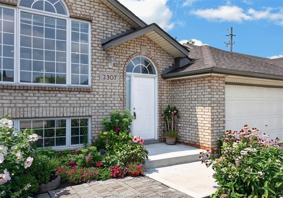 2307-northway-avenue-windsor-ontario-26019463