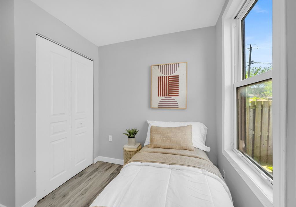 1153-university-windsor-ontario-26019488