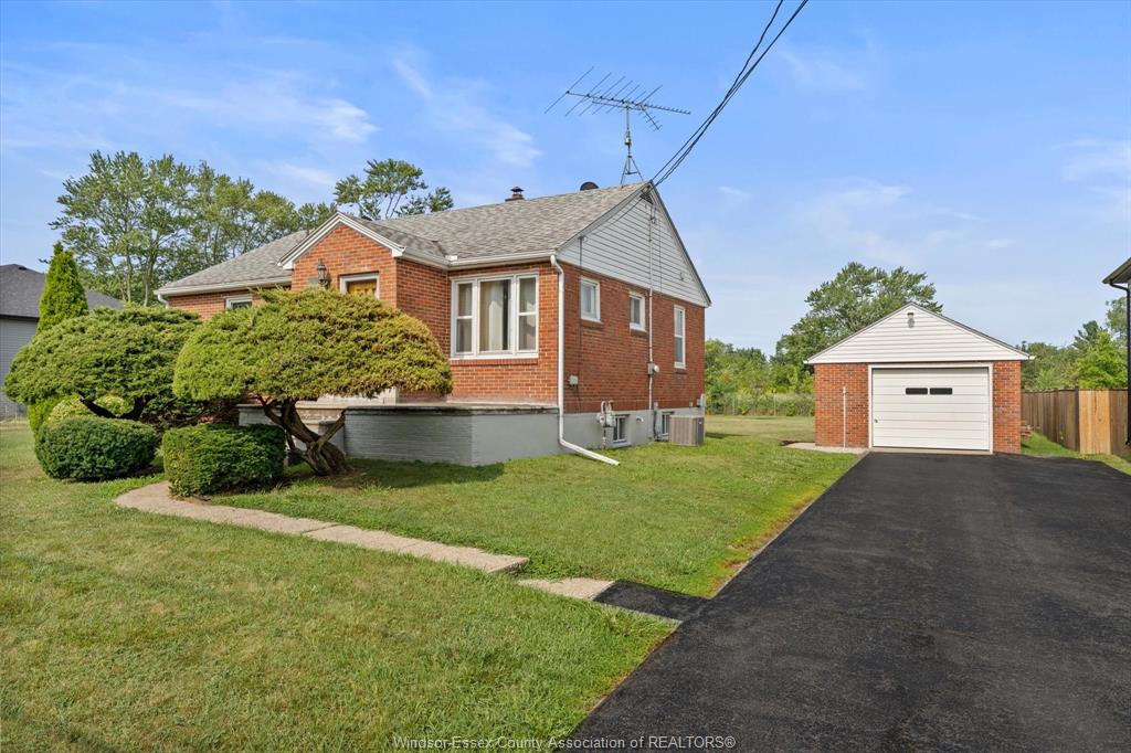 1226-surrey-drive-lasalle-ontario-26019515