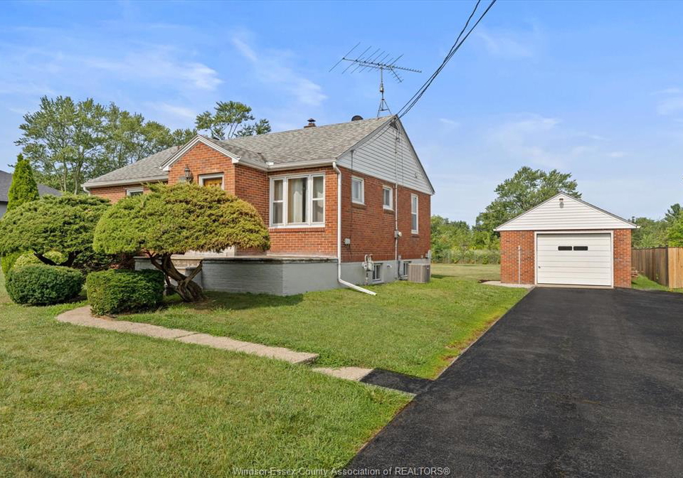 1226-surrey-drive-lasalle-ontario-26019515