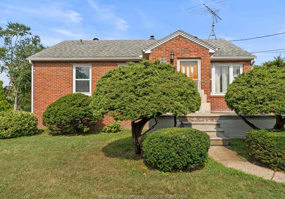 1226-surrey-drive-lasalle-ontario-26019515