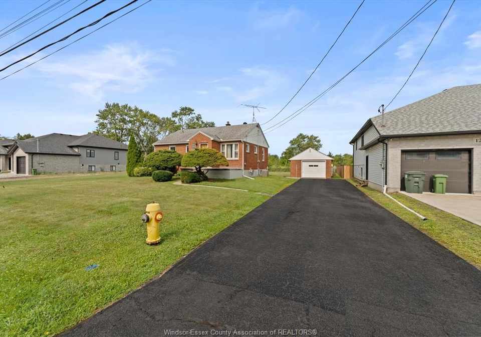 1226-surrey-drive-lasalle-ontario-26019515