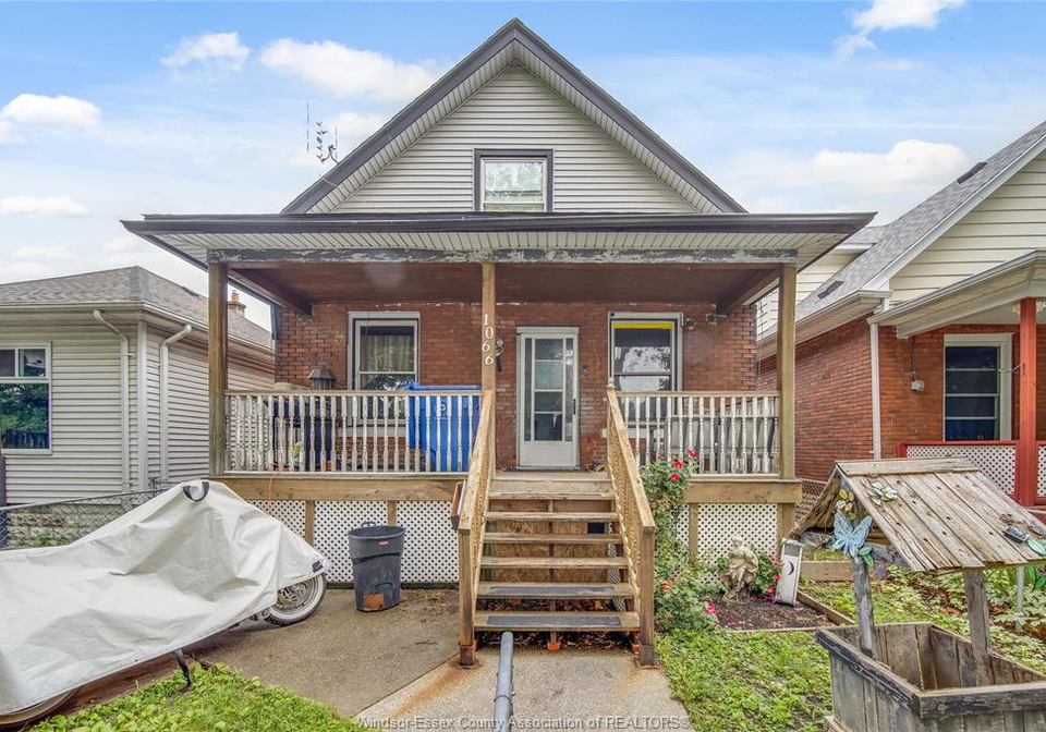 1066-hickory-windsor-ontario-26019609