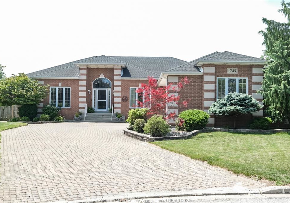 1747-chornoby-crescent-tecumseh-ontario-26019657