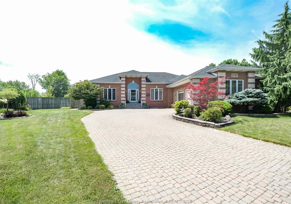 1747-chornoby-crescent-tecumseh-ontario-26019657