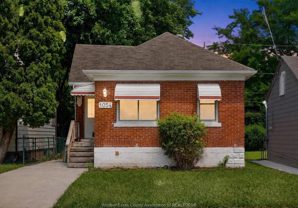 1054-josephine-windsor-ontario-26019755
