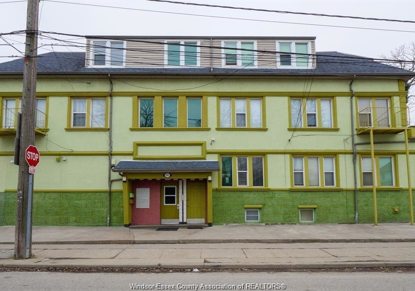 401-parent-windsor-ontario-26019957