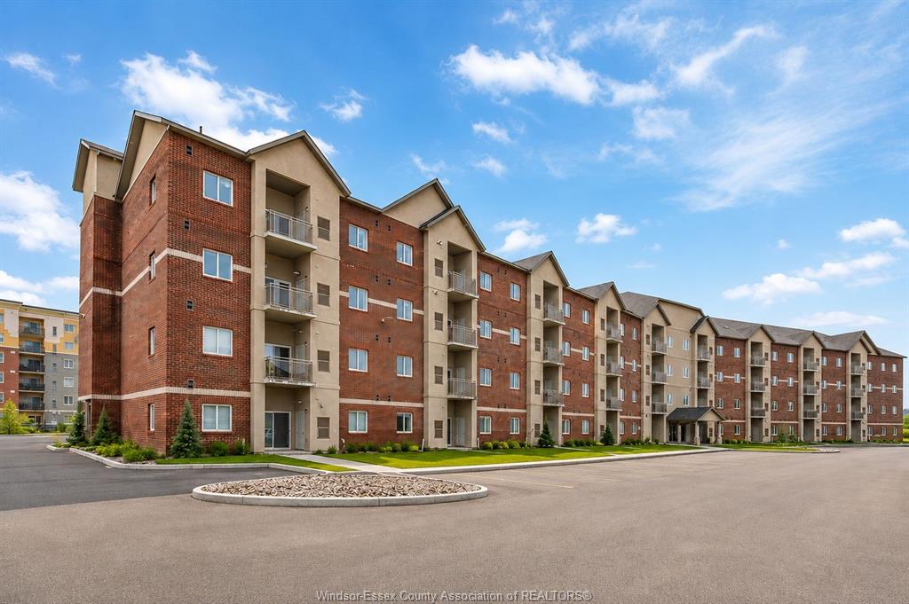 1888-westview-park-lasalle-ontario-26019977