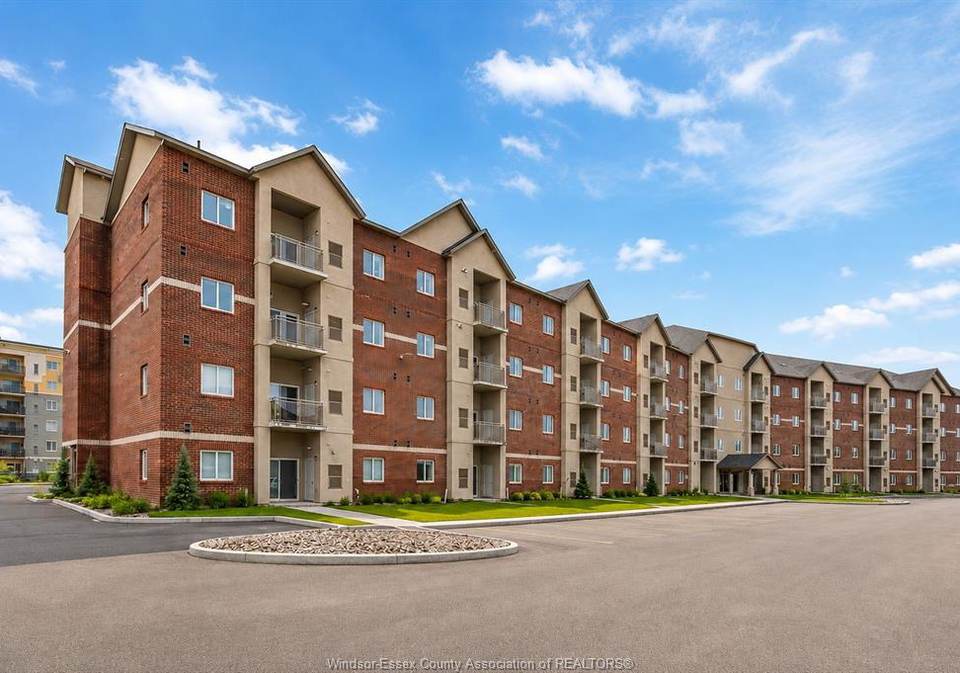 1888-westview-park-lasalle-ontario-26019977