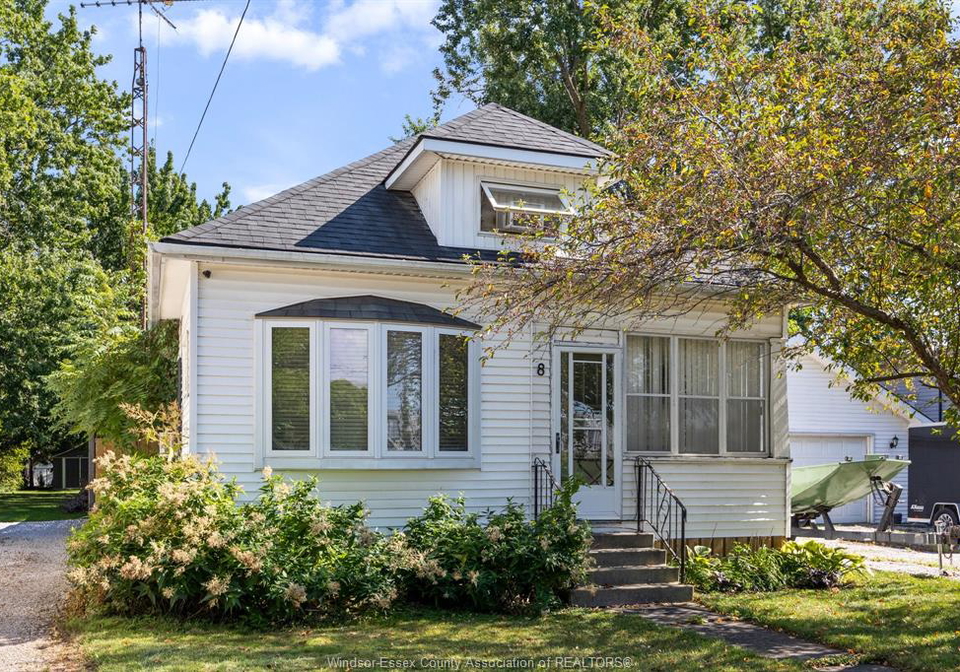 8-young-street-tilbury-north-ontario-26020098