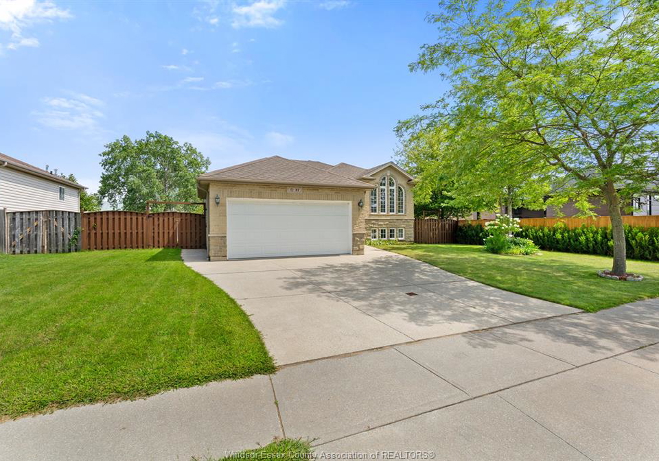 17-hazel-crescent-kingsville-ontario-26020101