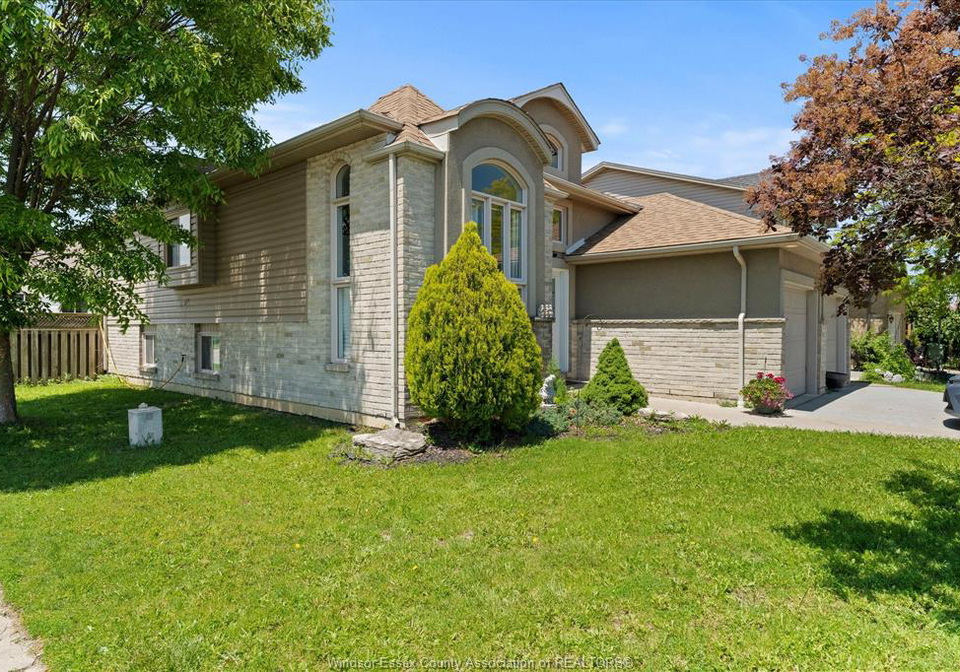 4697-helsinki-crescent-windsor-ontario-26020199
