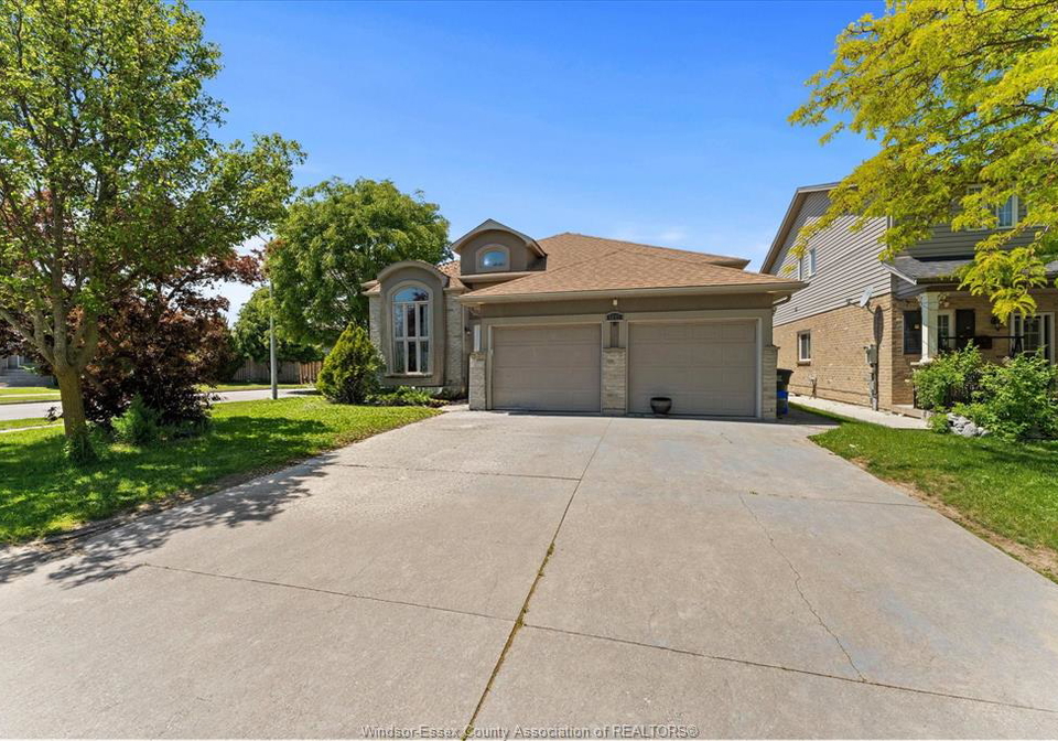 4697-helsinki-crescent-windsor-ontario-26020199