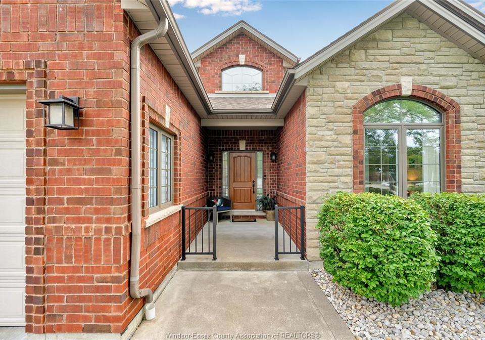 2-primrose-kingsville-ontario-26020203