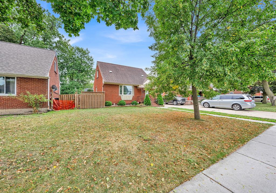 2187-girardot-windsor-ontario-26020288