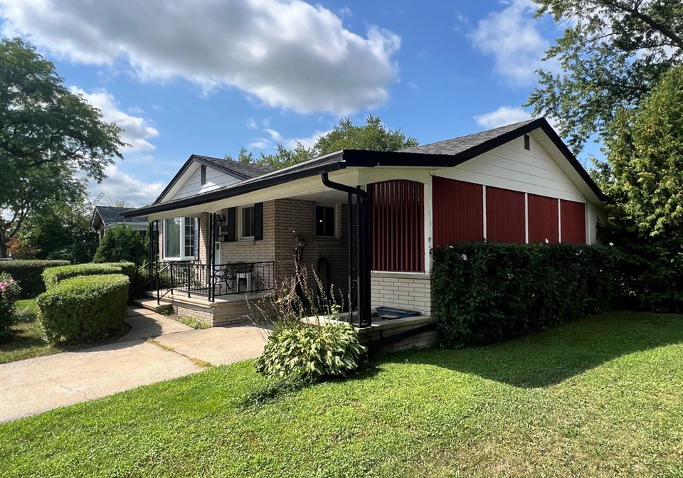 2729-rivard-windsor-ontario-26020297