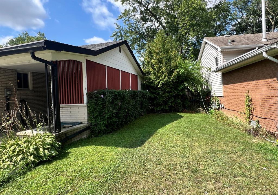 2729-rivard-windsor-ontario-26020297