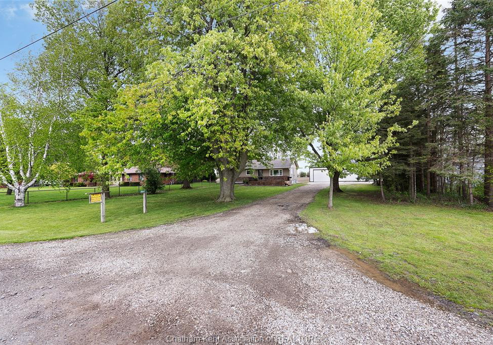 864-mcnaughton-avenue-east-chatham-ontario-26020304