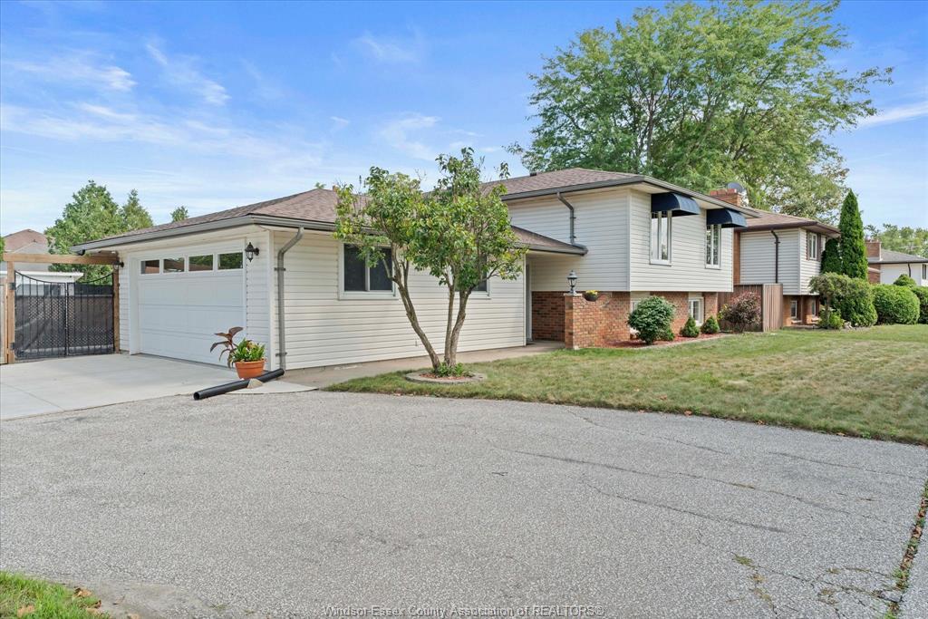 2402-st-alphonse-avenue-tecumseh-ontario-26020312