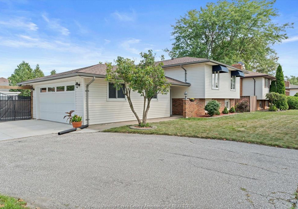 2402-st-alphonse-avenue-tecumseh-ontario-26020312