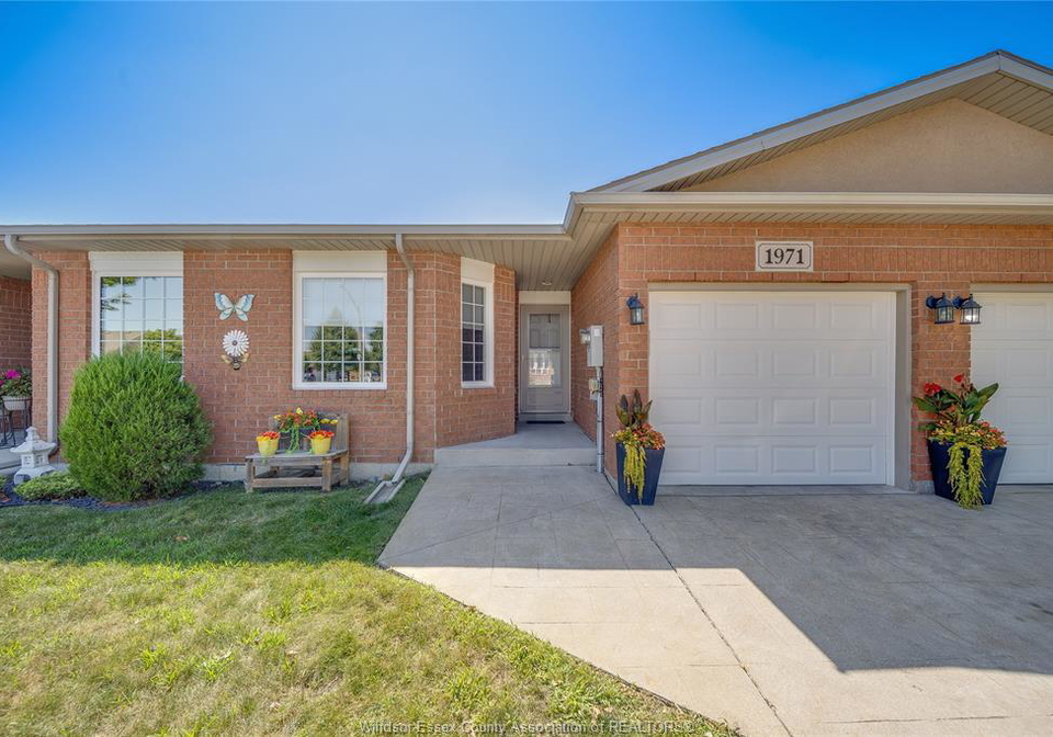 1971-luxury-avenue-windsor-ontario-26020366