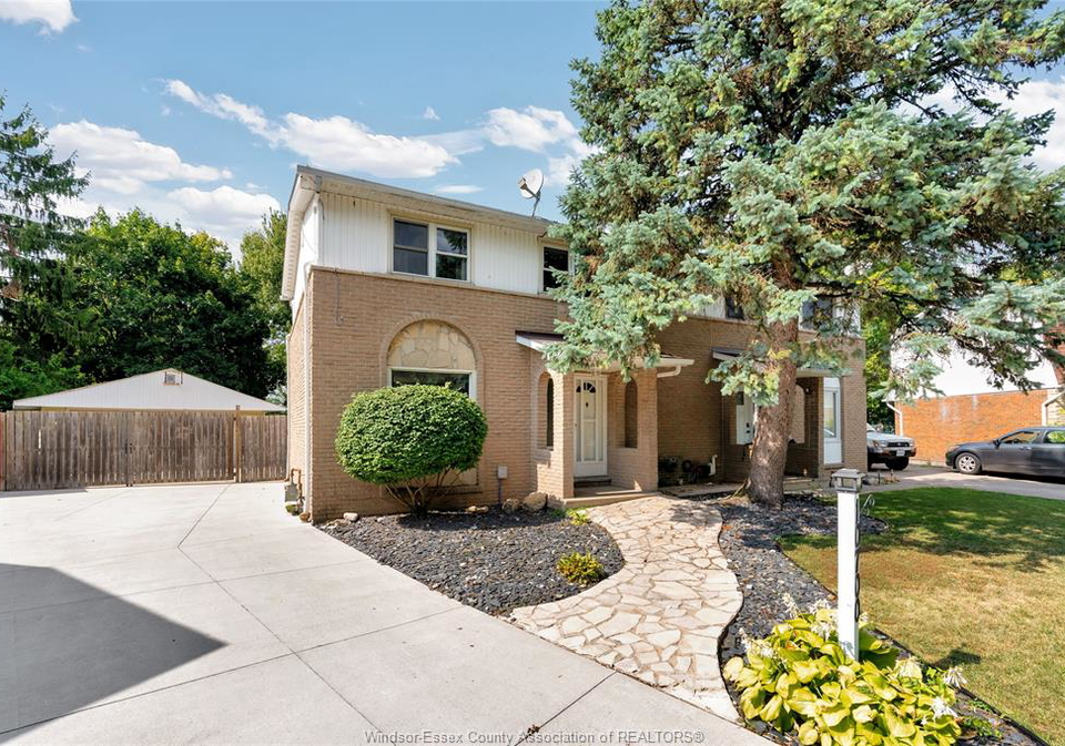 10700-atwater-crescent-windsor-ontario-26020374