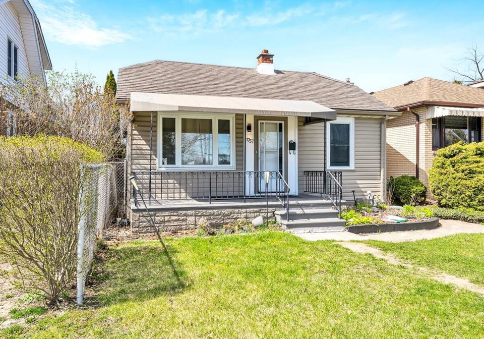 1757-pierre-avenue-windsor-ontario-26020375