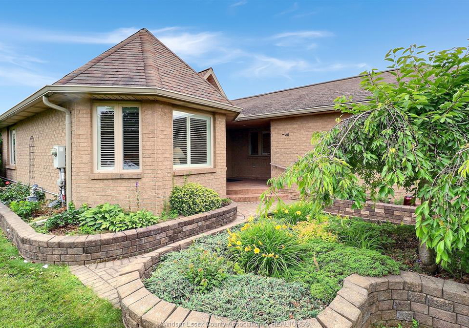 1099-imperial-crescent-windsor-ontario-26020401