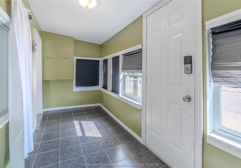 32-degge-street-chatham-ontario-26020424