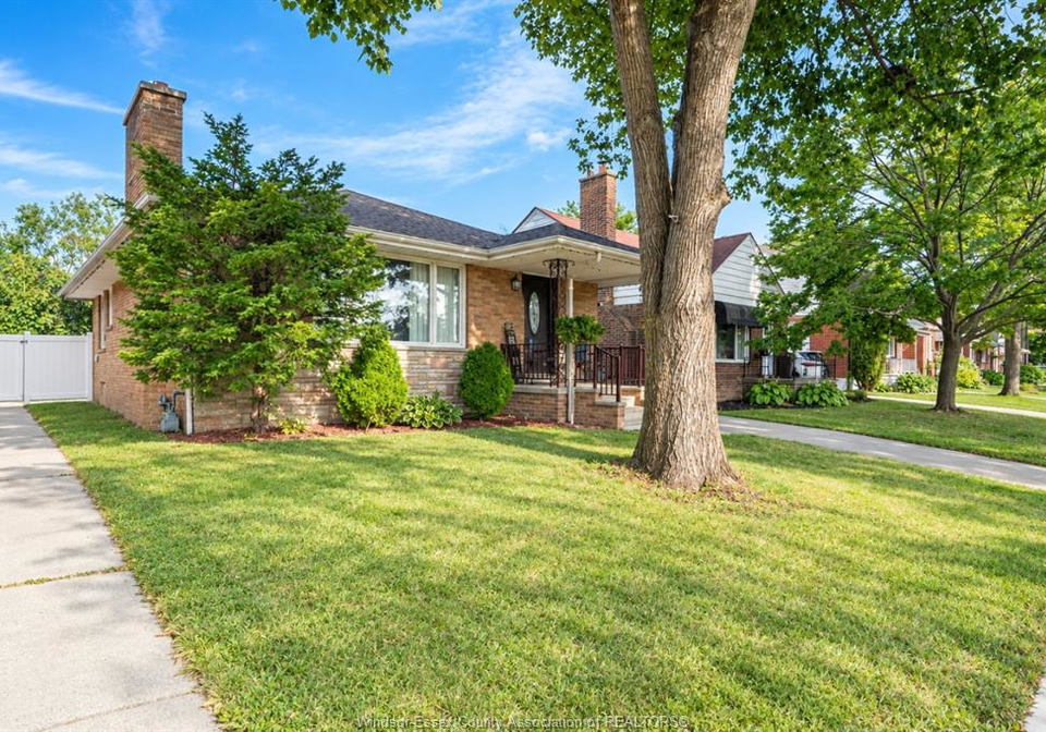 2250-woodlawn-avenue-windsor-ontario-26020446