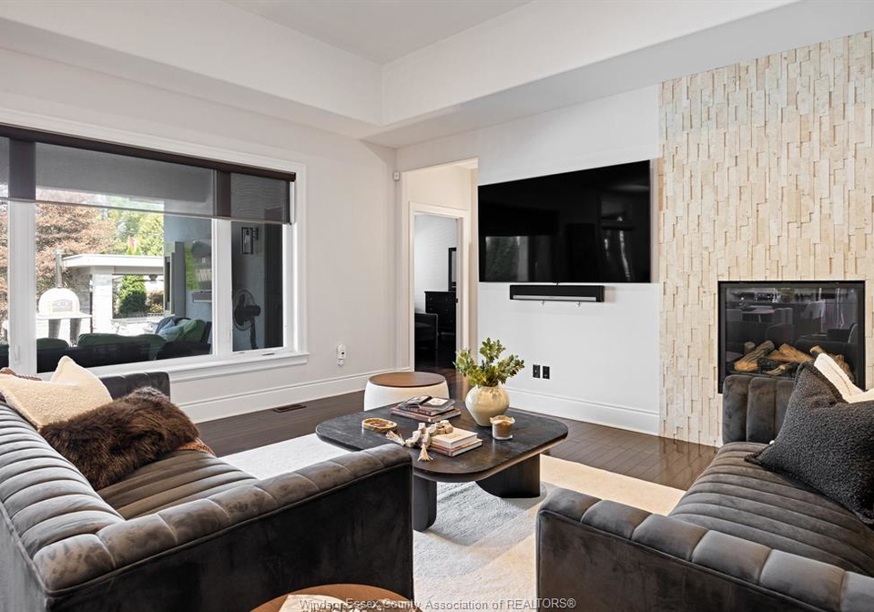 1395-outram-lasalle-ontario-26020467