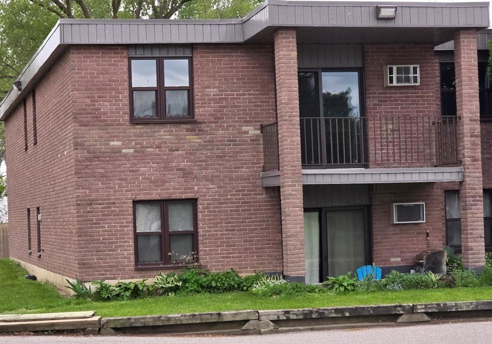12-montgomery-drive-wallaceburg-ontario-26020469