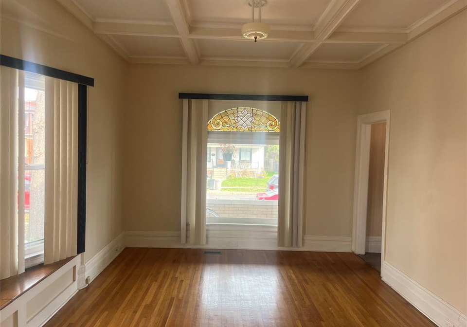 183-elm-windsor-ontario-26020476