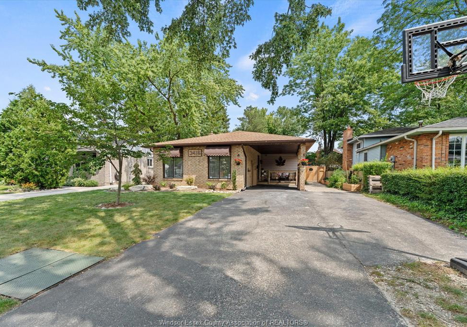 3416-longfellow-windsor-ontario-26020479